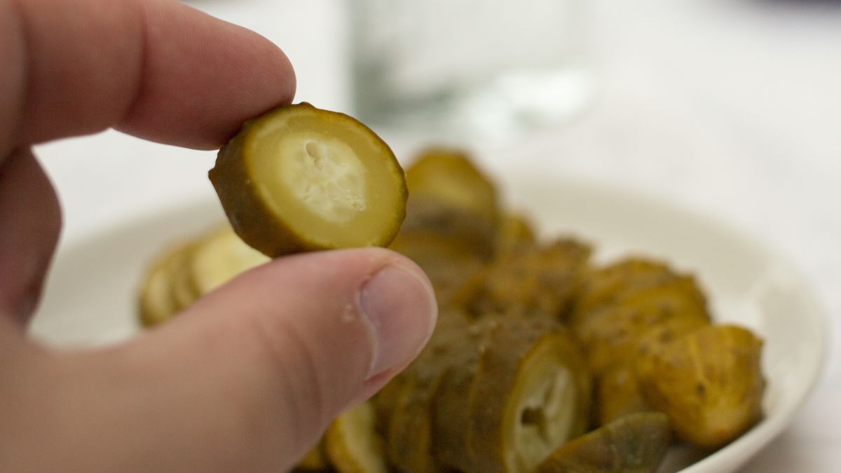 Ogórek kiszony to uniwersalny dodatek do kanapki i obiadu