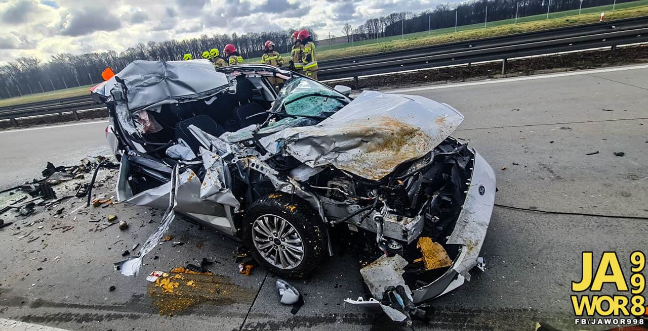 Poważny wypadek na A4. Osobówka uderzyła w tira, fot. Facebook/Jawor 998