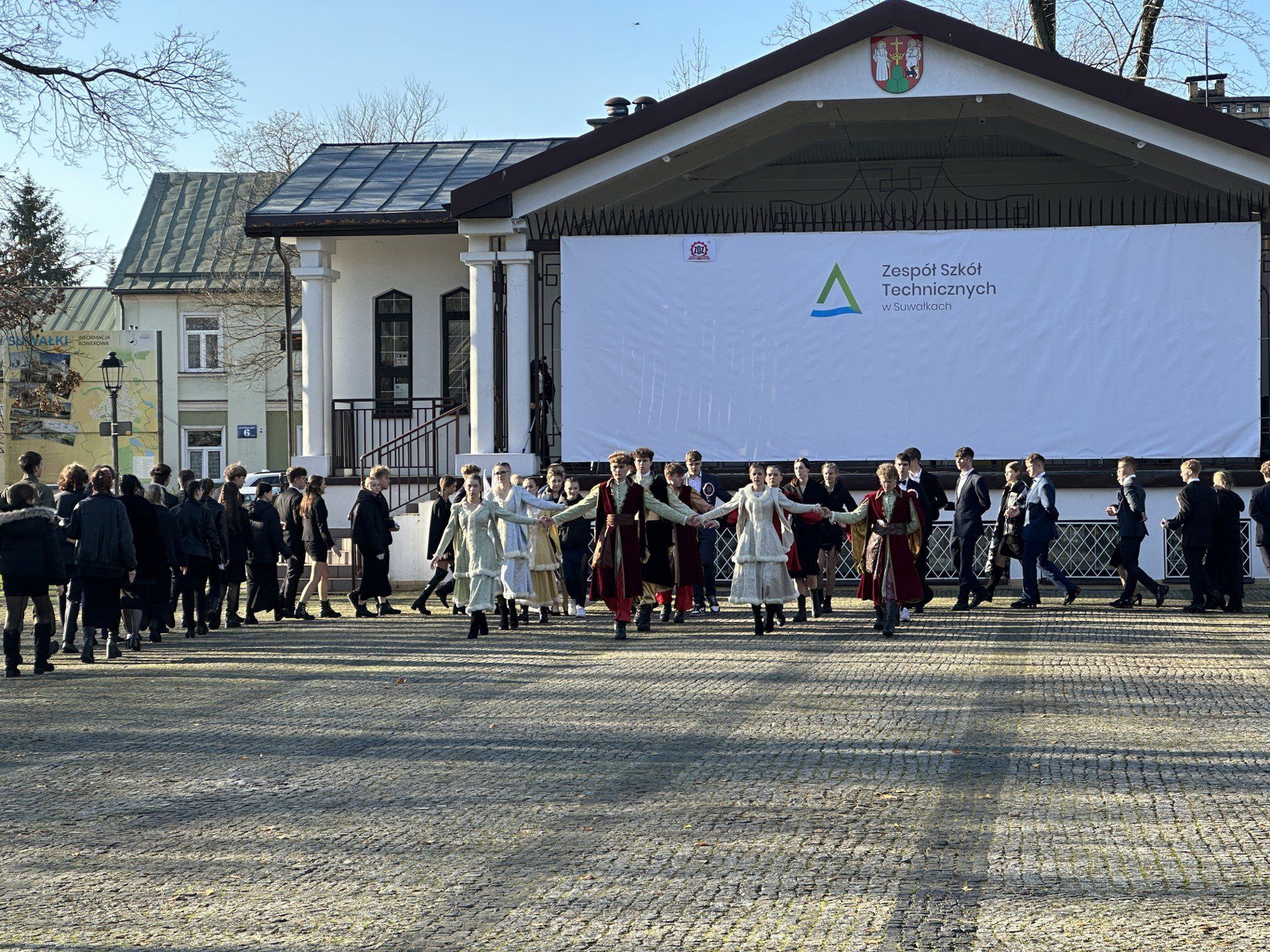 Poloneza dla Niepodległej zatańczyli uczniowie ZST w Suwałkach