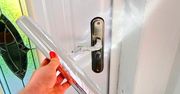 Przed świętami owijam klamki folią aluminiową. Efekt robi wrażenie na gościach