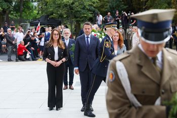 Warszawa: Tysiące mieszkańców upamiętniło Powstanie Warszawskie. Godzina "W" w stolicy
