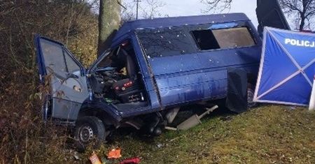 Koszmarny wypadek w Chańczy. Bus owinął się wokół drzewa