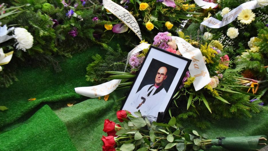 Biskup spoczął na cmentarzu ewangelickim w Bielsku-Białej.