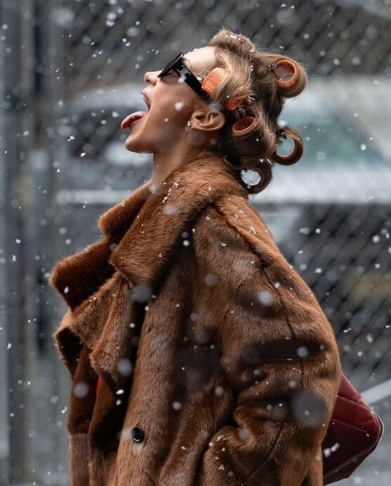 Bella Hadid z wałkami na głowie