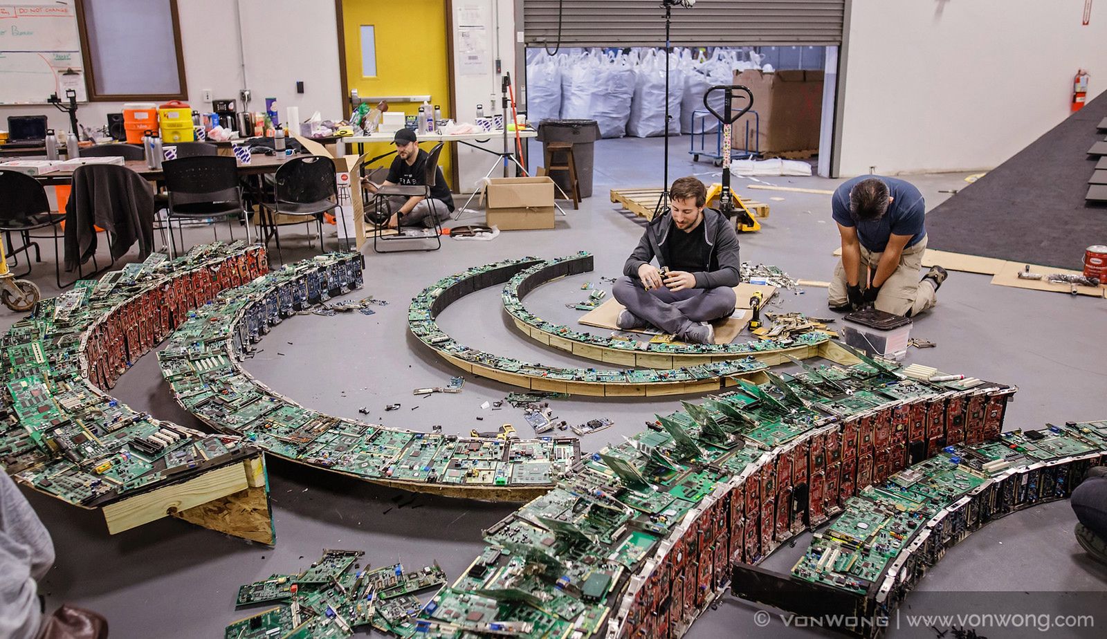 Fotograf wykorzystał 2 tony odpadów elektronicznych, by pokazać znaczenie recyklingu 2