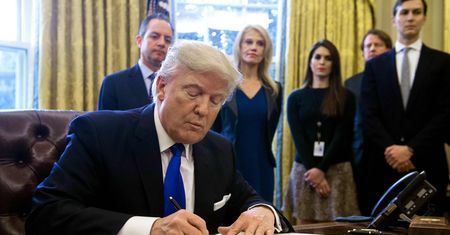 Trump jednym podpisem przekreślił Transpacyficzną Umowę o Wolnym Handlu. To oznacza koniec również dla TTIP?