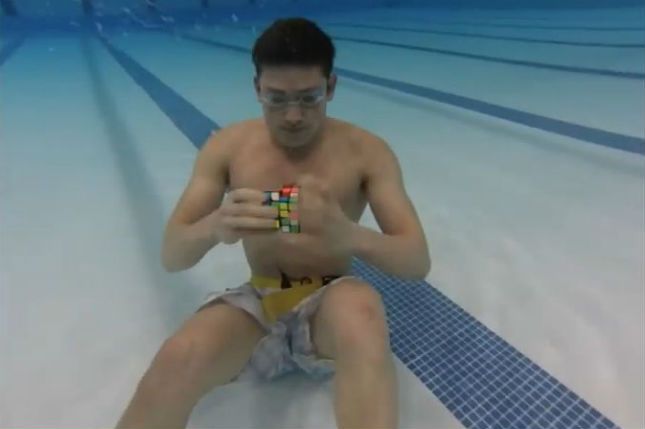 Ten chłopak umie ułożyć 3 kostki Rubika w minutę. Pod wodą!