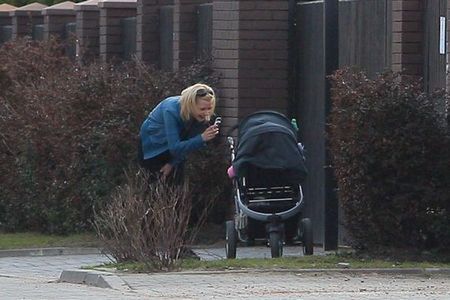 Joanna Koroniewska na spacerze z córką