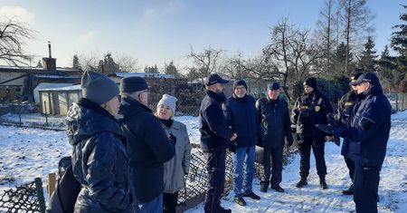 Powiał mróz. Zaczęły się kontrole na działkach