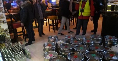 Policjanci wynieśli z pubu kilkadziesiąt beczek piwa i ponad sto butelek alkoholu