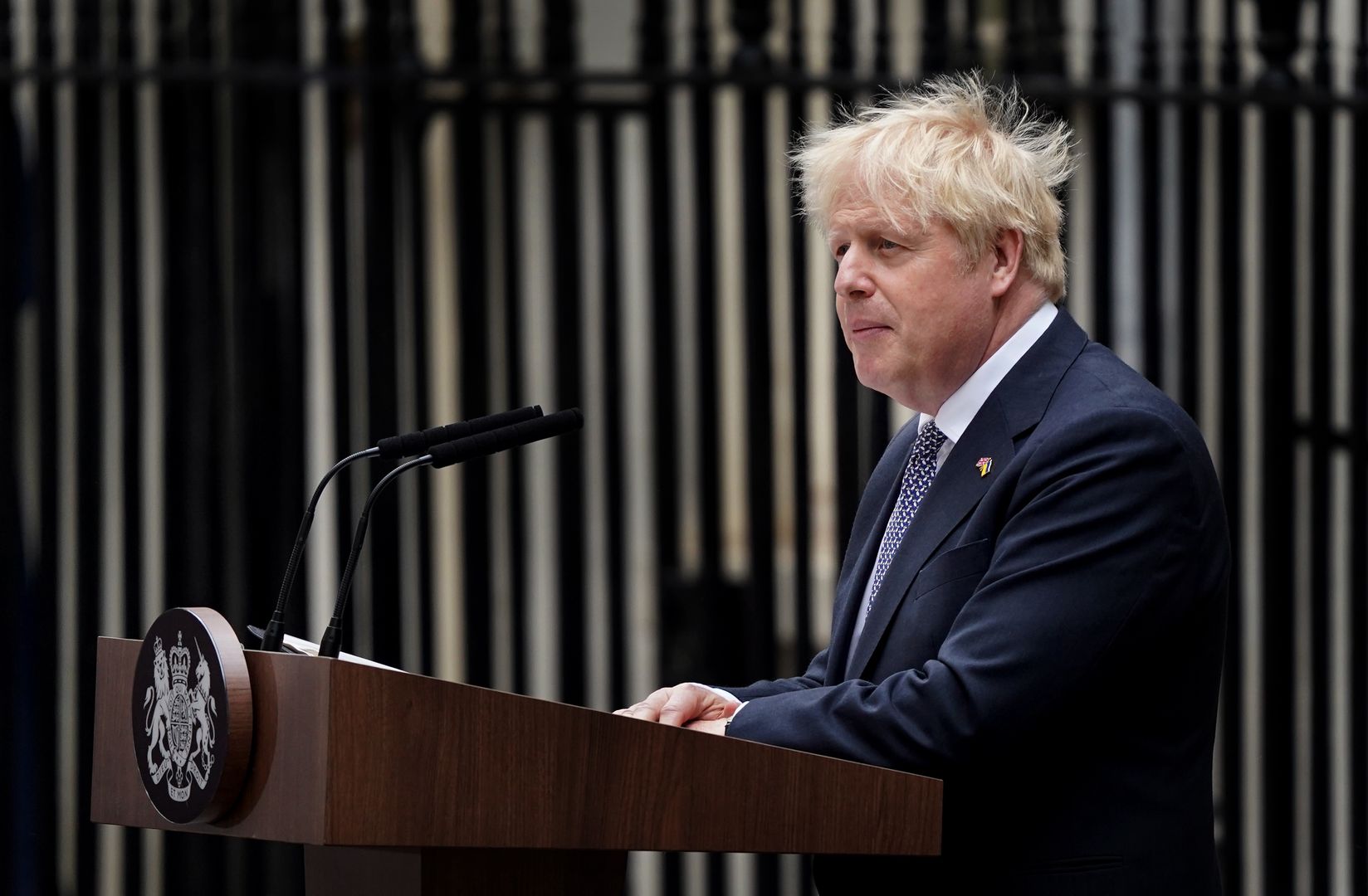 Boris Johnson ogłasza rezygnację z przewodnictwa Partii Konserwatywnej. Pozostanie premierem prawdopodobnie aż do wyłonienia nowego lidera rządzących torysów (Photo by Gareth Fuller/PA Images via Getty Images)
