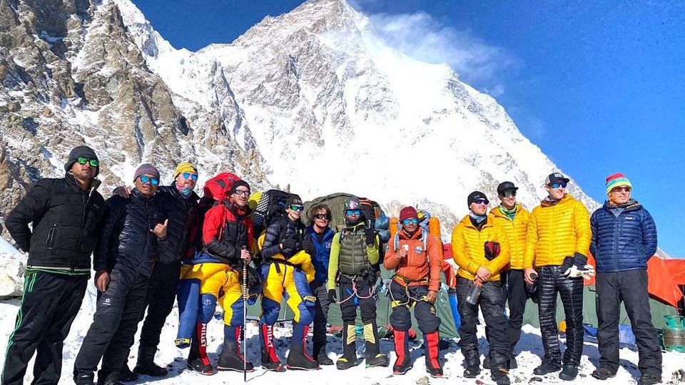 Zdjęcie okładkowe artykułu: Facebook / Seven Summit Treks / Na zdjęciu: uczestnicy międzynarodowej wyprawy w bazie pod K2 - Magdalena Gorzkowska piąta z lewej