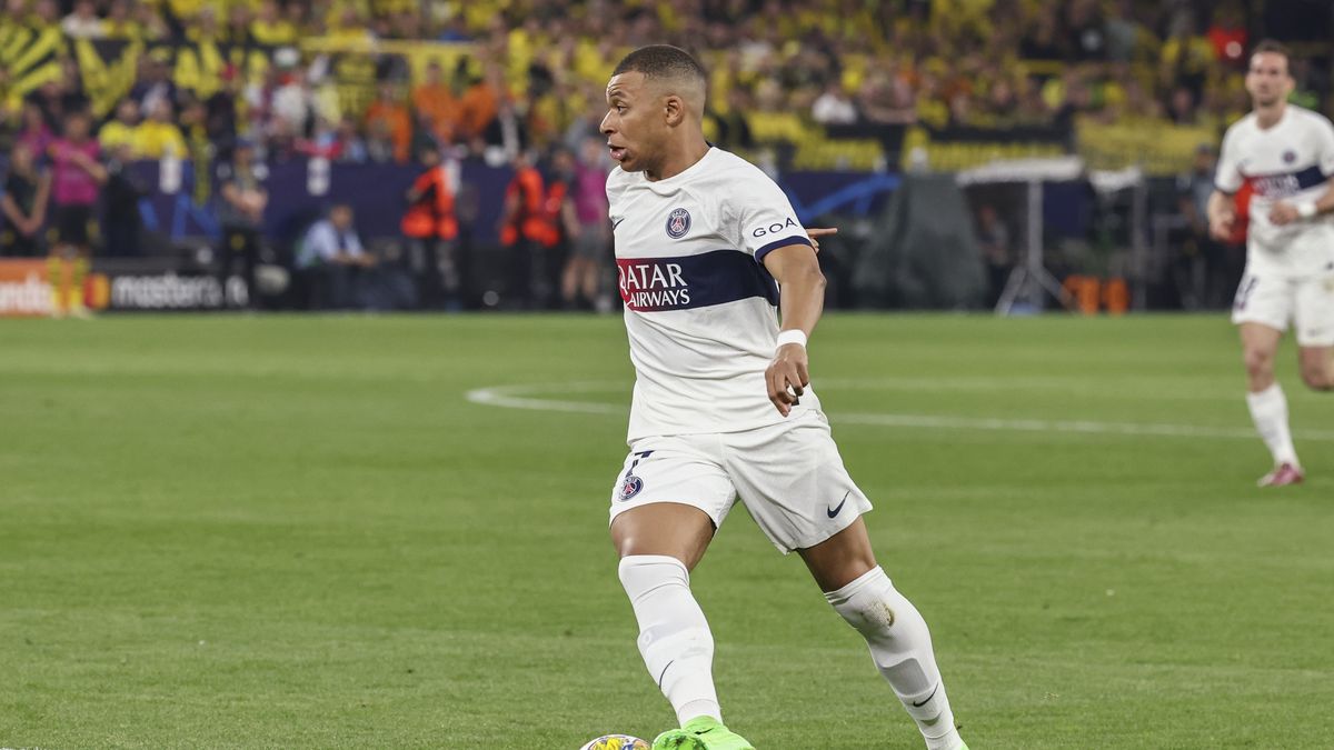 DORTMUND, GERMANY - MAY 1: Kylian Mbappe #7 of Paris Saint-Germain controls the ball during the UEFA Champions League semi-final first leg match between Borussia Dortmund and Paris Saint-Germain at Signal Iduna Park on May 1, 2024 in Dortmund, Germany.(Photo by Catherine Steenkeste/Getty Images)