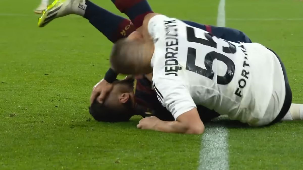 YouTube / CANAL+ SPORT / Na zdjęciu: Faul Artura Jędrzejczyka.