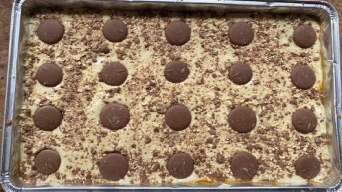 Ciasto z kruchymi ciasteczkami w czekoladzie to idealny pomysł na deser.