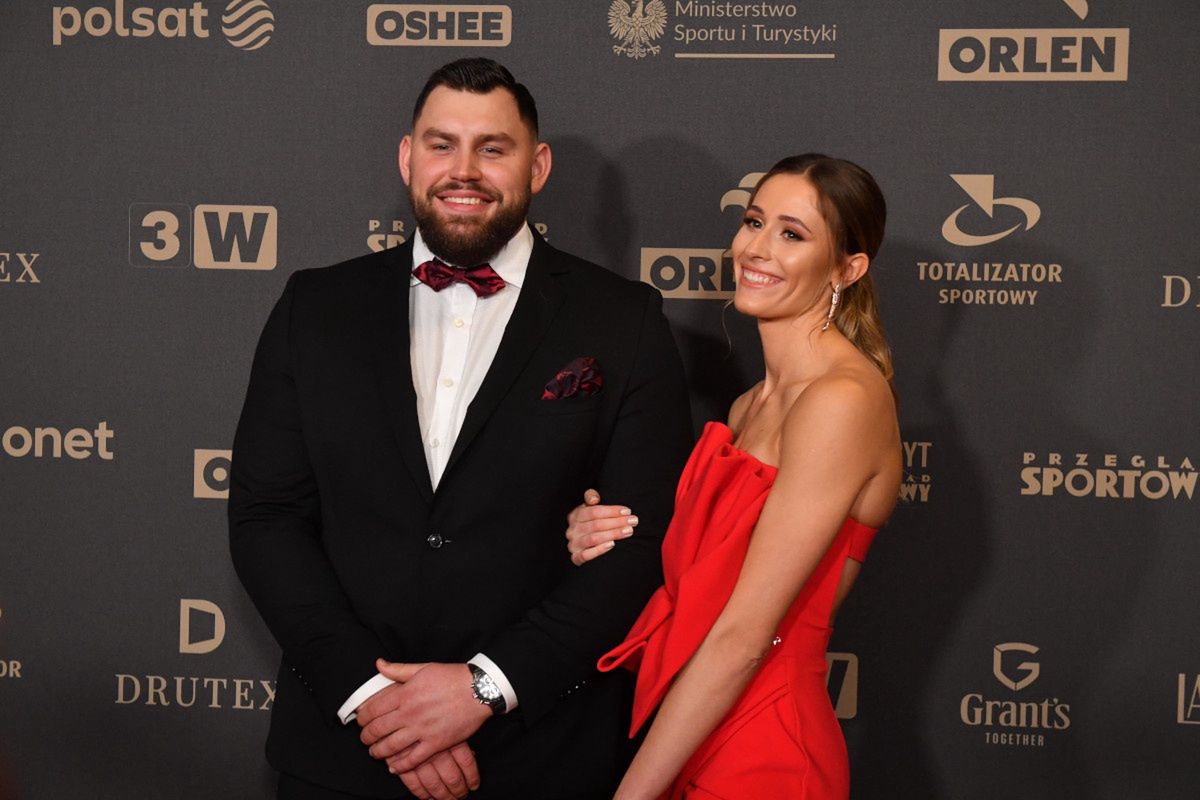 To z nim zaręczona jest Natalia Kaczmarek. Wcześniej był w związku z inną gwiazdą lekkiej atletyki