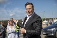 Tesla chce zatrudnić Polaków w gigafabryce pod Berlinem. Na zdjęciu: Elon Musk na placu budowy tej fabryki