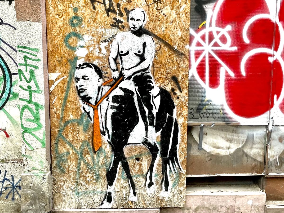Graffiti na jednej z ulic w Budapeszcie przedstawia Putina na koniu o głowie Orbana.