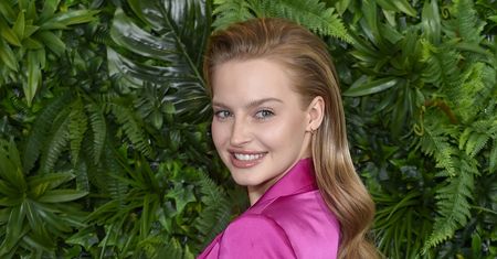 Karolina Pisarek pręży się w bikini na dmuchanym ananasie. Tak spędza miesiąc miodowy