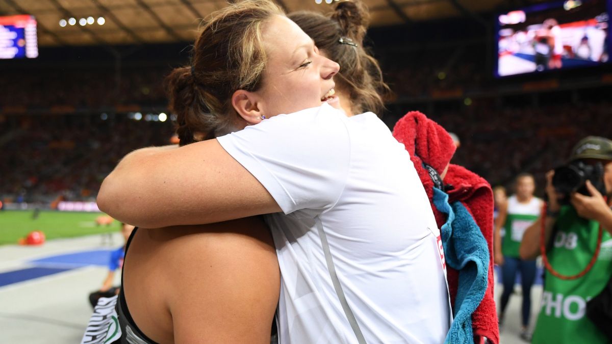 Getty Images / 	Matthias Hangst / Staff / Na zdjęciu: Christina Schwanitz w objęciach z Pauliną Gubą po finale 