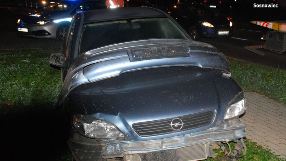 21-latek podczas ucieczki przed policją w Sosnowcu rozbił cztery samochody.