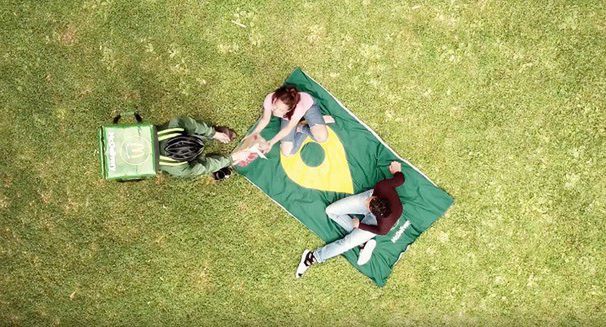 McDonald's dowiezie jedzenie na piknik w dowolne miejsce dzięki specjalnemu kocowi