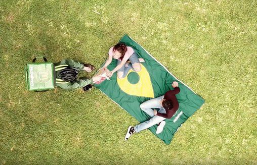 McDonald's dowiezie jedzenie na piknik w dowolne miejsce dzięki specjalnemu kocowi