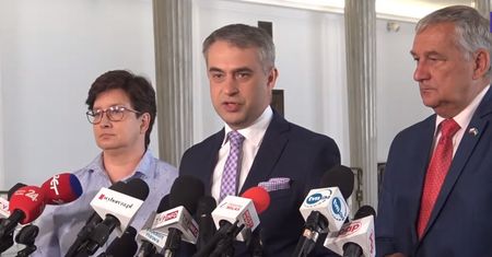 Lewica chce skrócić wakacje posłom. "Każdy dzień zwłoki to kolejny dzień zimna"