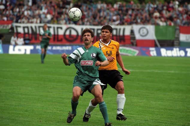Lewandowski (przy piłce) grał dla Legii w latach 1994-96. Fot. PAP.