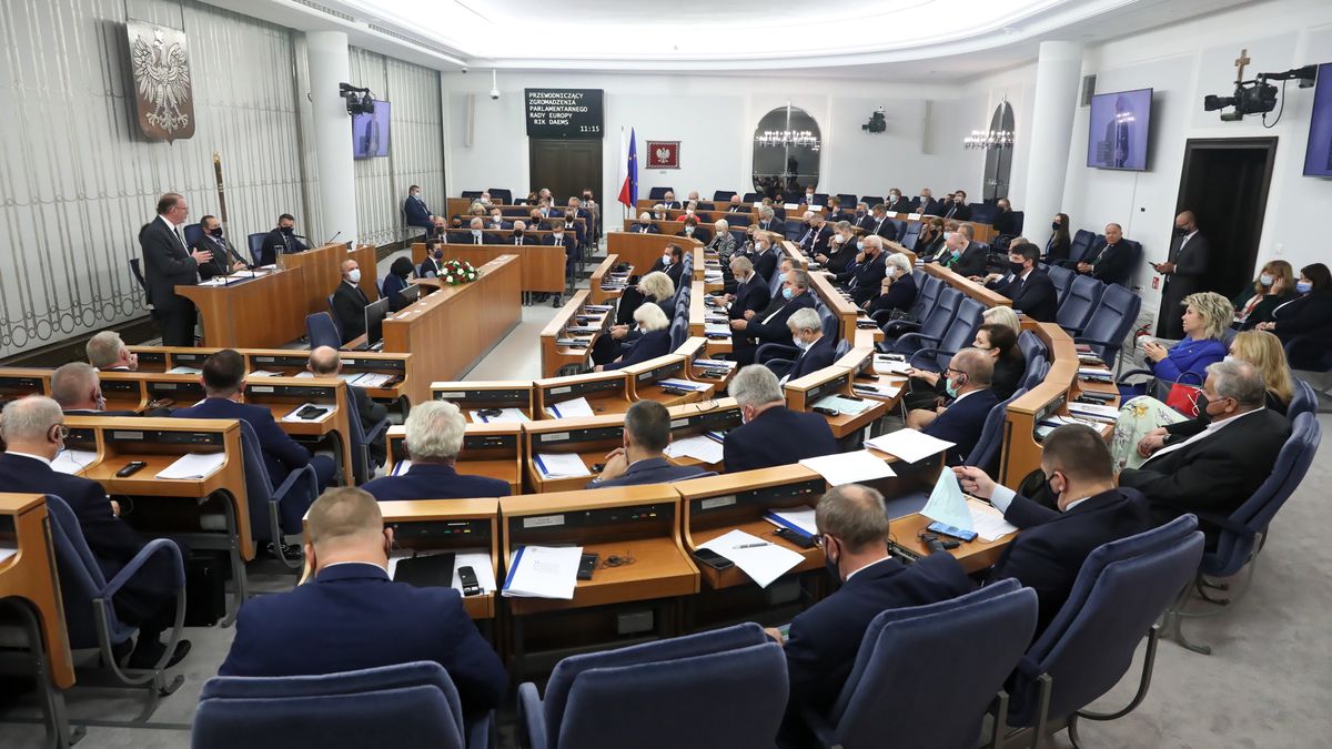 senatorowieWarszawa, 07.10.2021. Senatorowie podczas wyst�pienia przewodnicz�cego Zgromadzenia Parlamentarnego Rady Europy Rika Daemsa rozpoczynaj�cego 31. posiedzenie Senatu RP X kadencji w Warszawie, 7 bm.  (kf) PAP/Tomasz GzellTomasz Gzell10 , 10., Dziesi�ta, Dziesi�tej, kadencja, kadencji , obrady, polityk, Polityka, posiedzenie, Senat RP, Senator, senatu, X kadencja