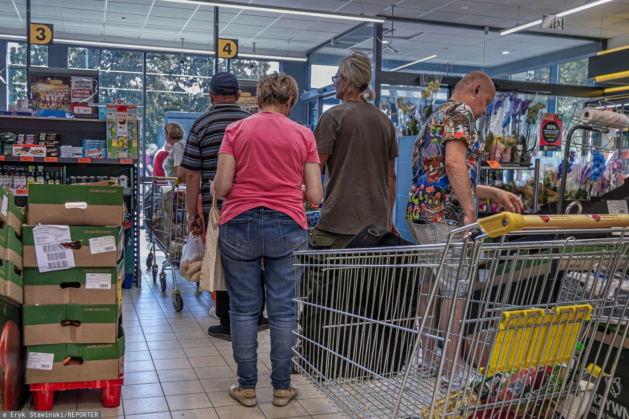 W polskich sklepach robią ogromne zakupy. Płacą nawet dwa razy mniej