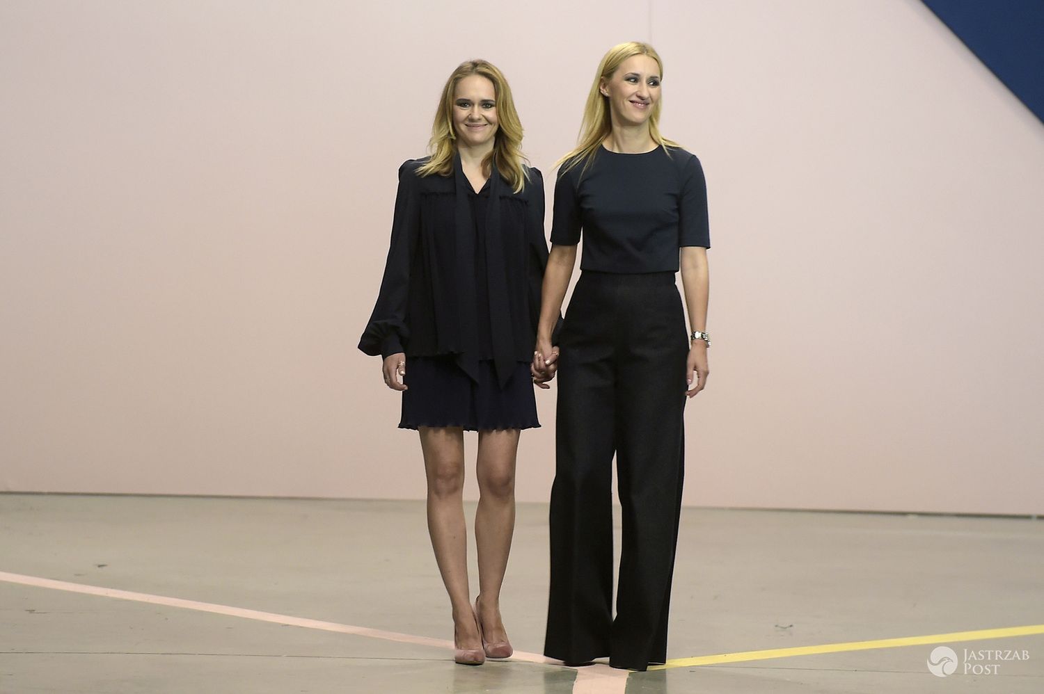 Zuzanna Wachowiak, Blanka Jordan, projektantki Bizuu w finale pokazu kolekcji jesień-zima 2016/2017 (fot. AKPA)