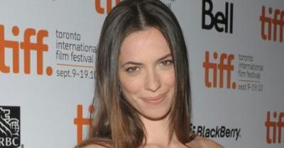 Rebecca Hall: Brytyjska nudziara zmienia styl