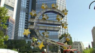 Symbol euro przed siedzibą EBC rozebrany. Przypadek?