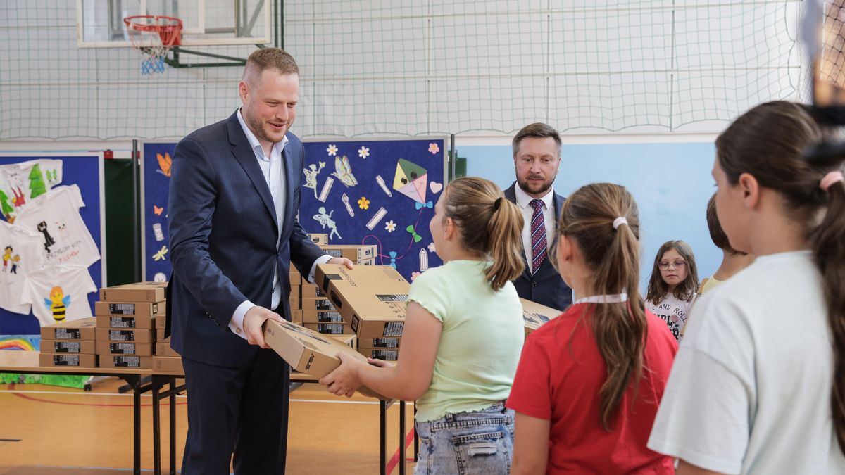 Minister cyfryzacji rozdaje uczennicom laptopy w Dywitach koło Olsztyna