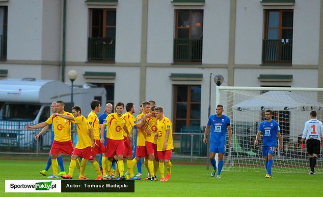 Piłkarze Znicza Pruszków mogą żałować straconych punktów w lidze. Świetnie spisują się za to w Pucharze Polski, gdzie na wiosnę w 1/4 finału zagrają z Lechem Poznań.