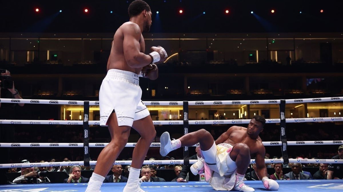 Getty Images / Photo by Mark Robinson/Matchroom Boxing via Getty Images / Na zdjęciu: Anthony Joshua nokautuje Francis Ngannou