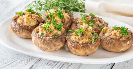 Faszerowane pieczarki. Szybka przekąska z piekarnika