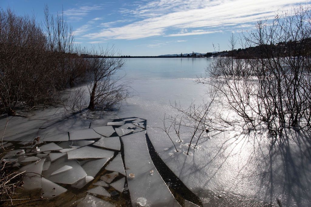 Jezioro pokryte warstwą lodu - zdjęcie ilustracyjne