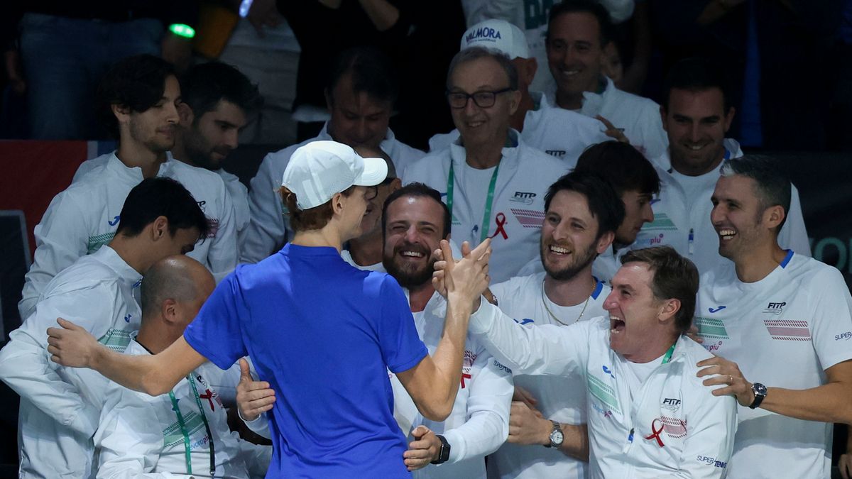 Jannik Sinner (tyłem) z członkami reprezentacji Włoch na Puchar Davisa 2023