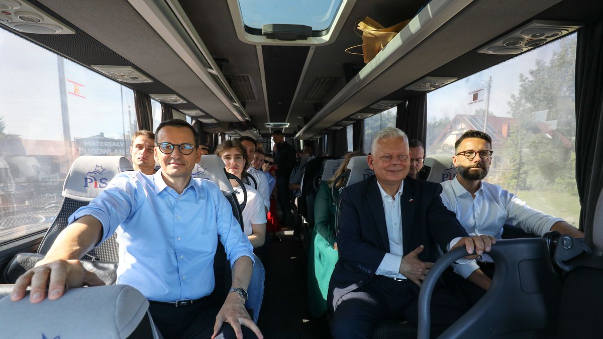 Radom, 20.09.2023. Kampania wyborcza do parlamentu 2023. Premier Mateusz Morawiecki (L) oraz posłowie Prawa i Sprawiedliwości Marek Suski (2P) i Radosław Fogiel (P) na pokładzie autobusu w drodze na wizytę w Fabyce Broni "Łucznik" w Radomiu, 20 bm. (amb) PAP/Paweł Supernak