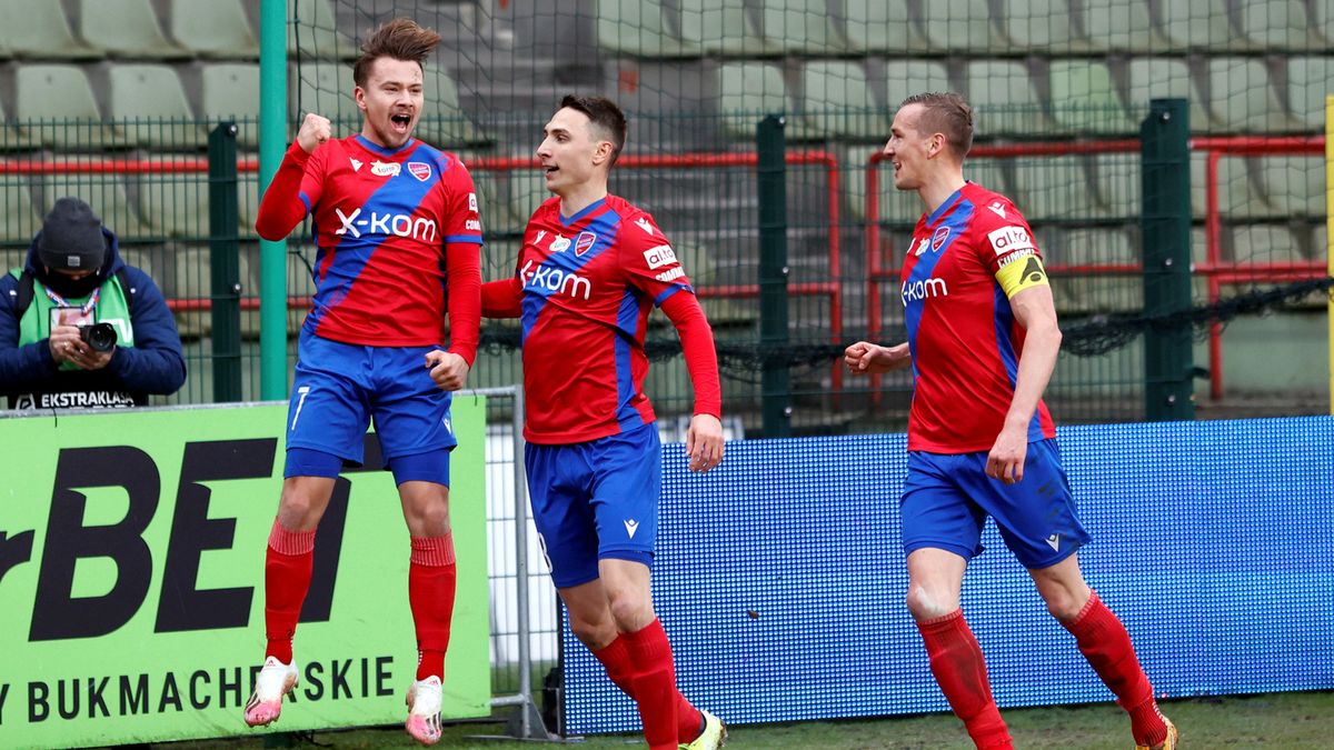 PAP / Waldemar Deska / Na zdjęciu: piłkarze Rakowa Częstochowa cieszą się z gola