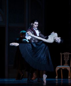 "Dracula" w Operze Narodowej. Zjawiskowy balet z muzyką z łańcuckiego zamku [RECENZJA]