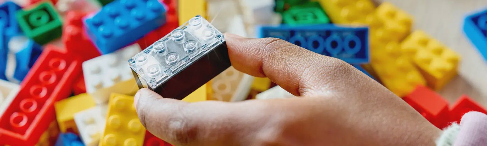 Smart klocek ma wymiary 2x4