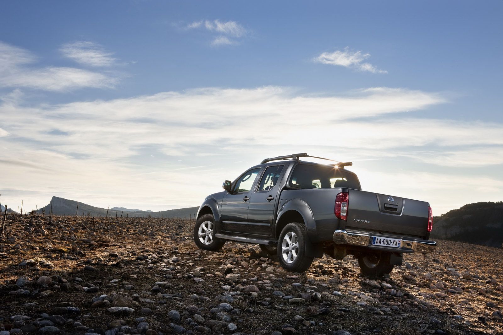 2011-Nissan-Pathfinder-Navara-17