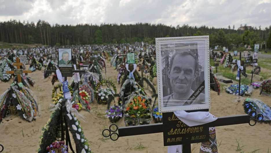 Groby ofiar Rosjan w Irpieniu w obwodzie kijowskim. Dowództwo Operacyjne "Południe" ostrzega, żeRosjanie szykują się do kolejnej zbrodni wojennej. Tym razem pod "fałszywą flagą"