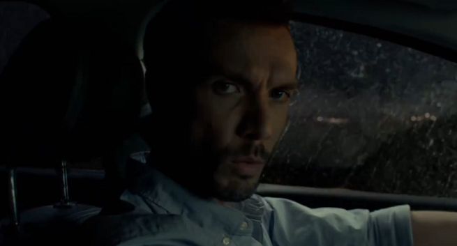 Kierowca wyrzuca ból z samochodu w reklamie Ibupromu Max Sprint (wideo)