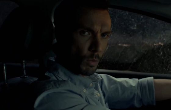 Kierowca wyrzuca ból z samochodu w reklamie Ibupromu Max Sprint (wideo)