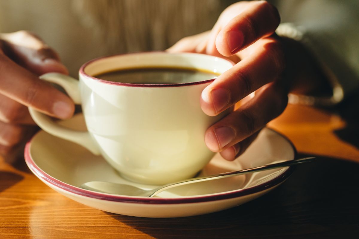 Zdrowiej zacząć dzień od kawy czy od herbaty? Dietetyk rozwiewa wątpliwości