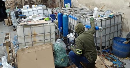 Szajka od "spirytusu widmo" rozbita. Ponad 62 tysiące litrów trefnego alkoholu w rękach służb
